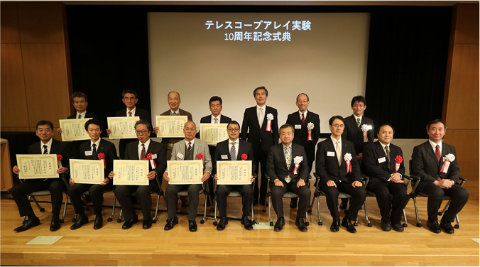 梶田所長から表彰を受けた企業9社の代表者たち