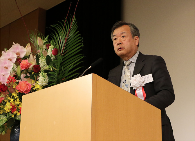 大学としての決意を語る松木理事・副学長