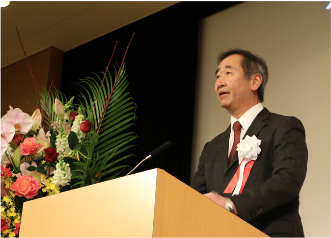 記念式典の冒頭で挨拶する梶田所長
