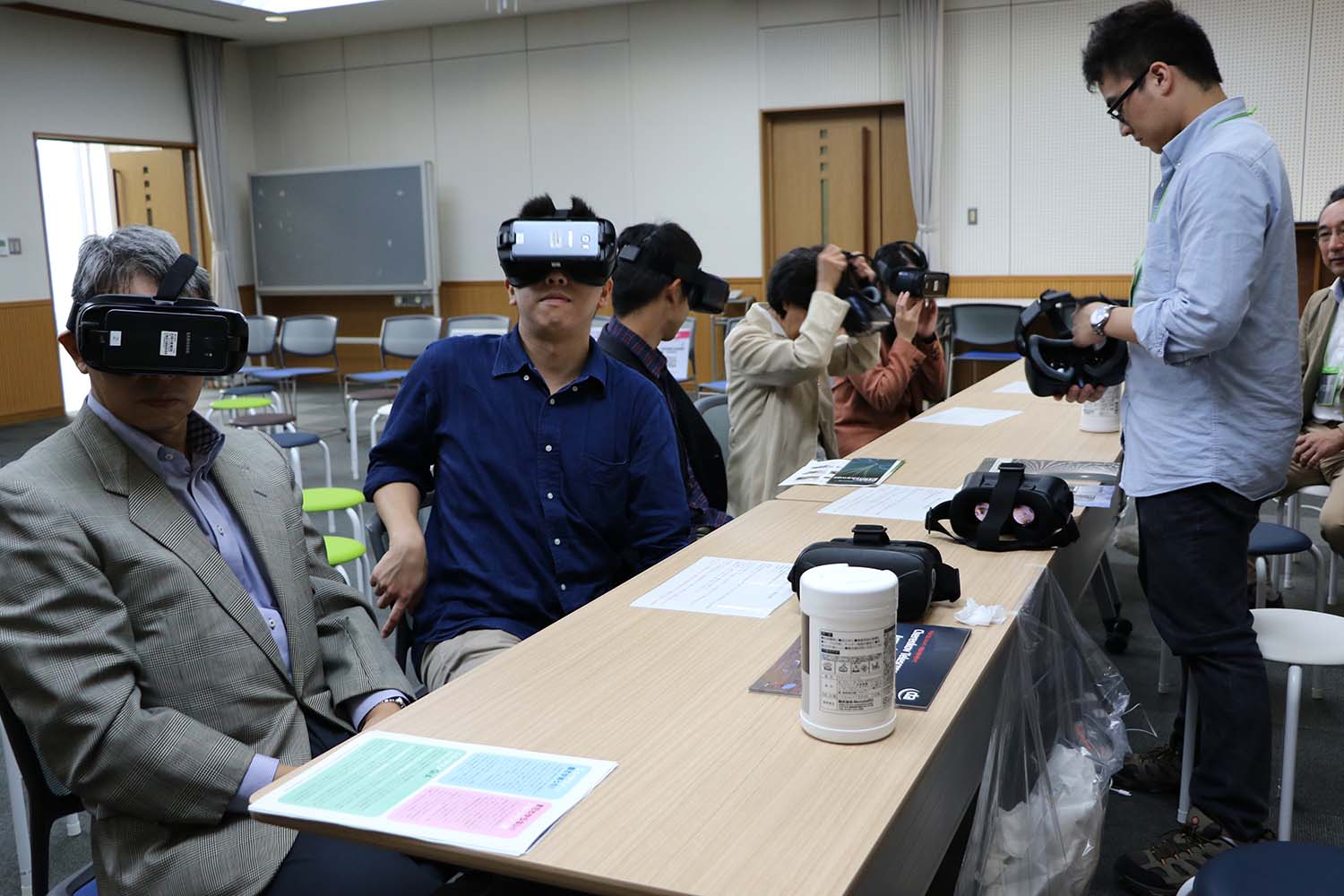 VRゴーグルで3Dの実験装置を堪能する参加者