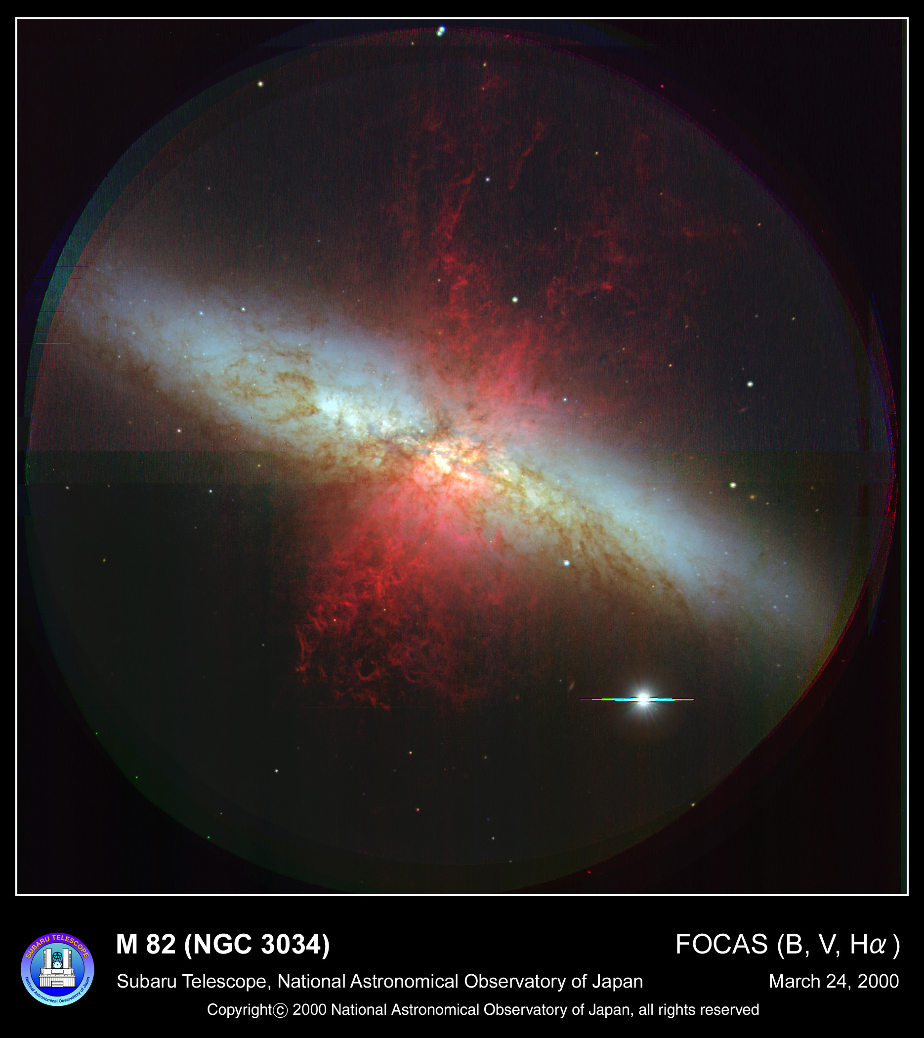 M82銀河の天体写真。銀河中心部から極方向へ電離した水素ガスが噴き出す様子。<br>銀河から吹き出すアウトフローも同じように極方向から吹き出すと考えられています。