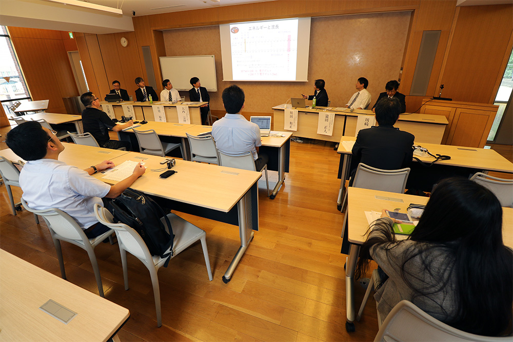 伊藤国際学術センターで急きょ開催された記者説明会で説明する研究チーム