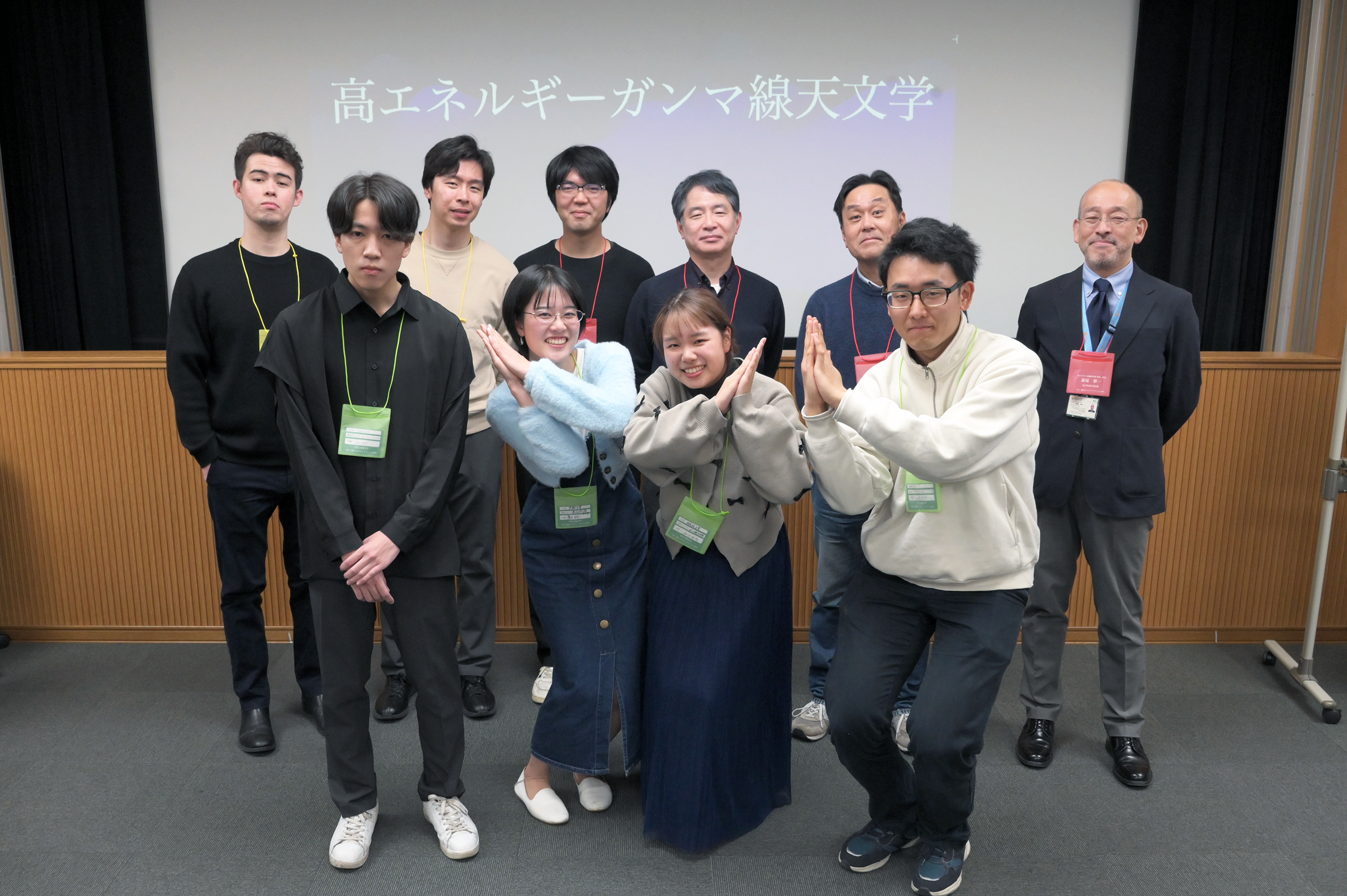 プロジェクト研究のメンバーたち (下段は、使用した実験装置や議論、プレゼンテーションのようすなど)